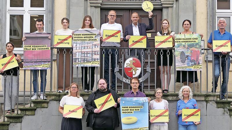 Zusammen mit zahlreichen Mitarbeitern der Stadtverwaltung versammelte sich B&uuml;rgermeister Michael Schlegelmilch (oben Mitte) vor dem Rathaus, um auf die schwierige finanzielle Lage der St&auml;dte und Gemeinden aufmerksam zu machen.
