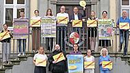 Zusammen mit zahlreichen Mitarbeitern der Stadtverwaltung versammelte sich B&uuml;rgermeister Michael Schlegelmilch (oben Mitte) vor dem Rathaus, um auf die schwierige finanzielle Lage der St&auml;dte und Gemeinden aufmerksam zu machen.
