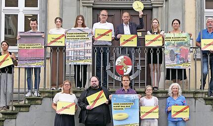 Zusammen mit zahlreichen Mitarbeitern der Stadtverwaltung versammelte sich B&uuml;rgermeister Michael Schlegelmilch (oben Mitte) vor dem Rathaus, um auf die schwierige finanzielle Lage der St&auml;dte und Gemeinden aufmerksam zu machen.