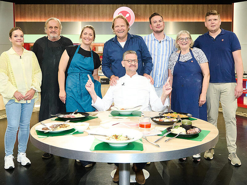 Hobbyk&ouml;chin Anna M&uuml;ller (links) aus Gro&szlig;enseebach hat es mit ihren Kochk&uuml;nsten in die ZDF-Sendung "Die K&uuml;chenschlacht" mit Starkoch und Moderator Bj&ouml;rn Freitag (Mitte unten)  geschafft.
