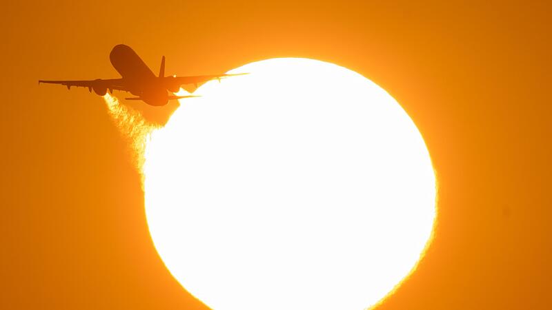 Flugzeug bei Sonnenuntergang Flugzeug bei Sonnenuntergang