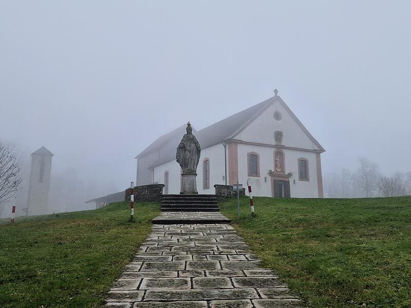 Nebel liegt über dem Maria Ehrenberg. Bis zum 1. Mai 2025 bleibt der beliebte Wallfahrtsort im Truppenübungsplatz Wildflecken geschlossen. Nebel liegt über dem Maria Ehrenberg. Bis zum 1. Mai 2025 bleibt der beliebte Wallfahrtsort im Truppenübungsplatz Wildflecken geschlossen.