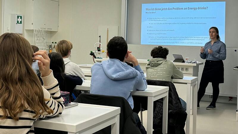 Nicht nur verbieten, sondern &uuml;berzeugen: Kinder&auml;rztin Dr. Nina Sch&auml;fer erkl&auml;rte den Achtkl&auml;sslern, warum der Konsum von Energy-Drinks keine gute Idee ist.