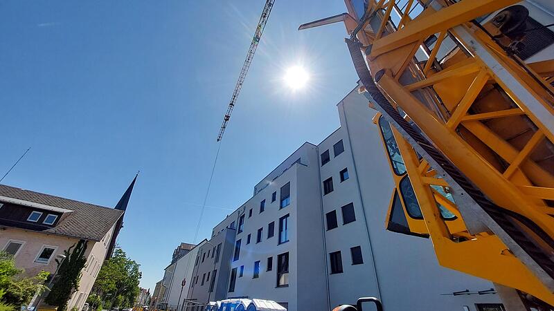 95 Wohnungen sind 2022 in Forchheim fertiggestellt worden. Doch gleichzeitig steigen die Bevölkerungszahlen weiter an. Wo aktuell gebaut wird und wer davon überhaupt profitiert.Forchheim & Fränkische Schweiz