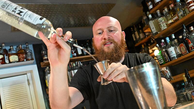 Sven Goller betreibt &bdquo;Das Schwarze Schaf&ldquo; an der Schranne in Bamberg seit 2016. Heuer ist er in drei Kategorien f&uuml;r die h&ouml;chste Auszeichnung der Szene nominiert: Bester Bartender, bester Gastgeber und beste Bar.