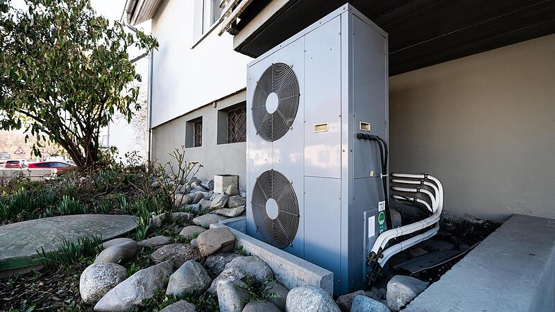 Immer häufiger tauchen solche Lüftungsanlagen einer Wärmepumpe vor den Wohnhäusern auf. Der Bundestag hat es beschlossen: Bevor Privateigentümer  bei der Energiewende in die Pflicht genommen werden, müssen die Kommunen eine Wärmeplanung machen. Da...