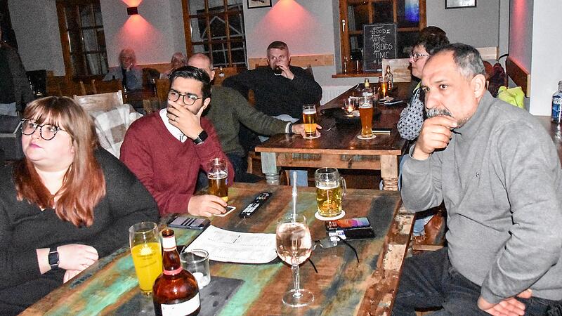 Ali-Cemil Sat (2.v.l.) verfolgt mit seinen Parteigenossen die ersten Hochrechnungen im Lichtenfelser Stadtknecht.