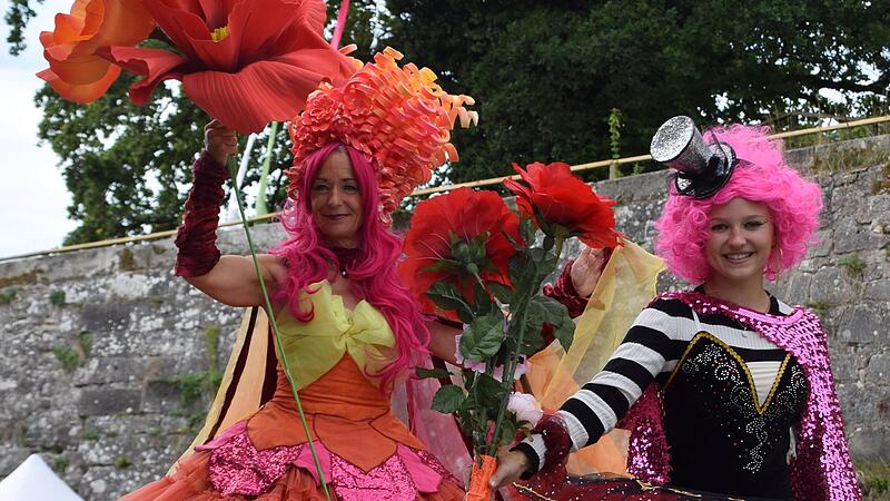 Bunt, bunter, Rosenmesse: Madame Feu de la Vie ist den Besuchern auf Stelzen begegnet &ndash; und d&uuml;rfte nicht nur den kleinen Gesuchern ein L&auml;cheln ins Gesicht gezaubert haben.Viele Bilder: Die Rosenmesse auf der Festung Rosenberg bezaubert