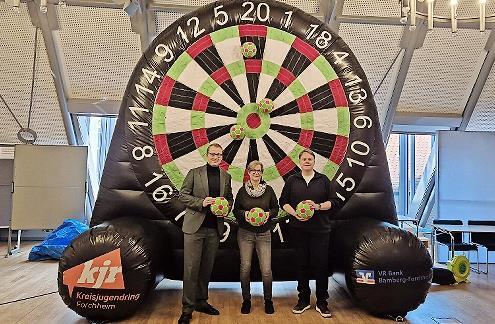 V.l.: Felix Fietzeck (Filialbereichsleiter VR Bank Bamberg-Forchheim), Ursula Albuschkat (Geschäftsführerin und Kreisjugendpflegerin Forchheim), Thomas Wilfling (KJR-Vorsitzender).