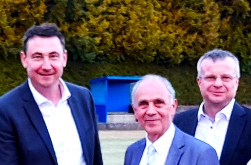 Bürgermeister Franz Uome gratuliert dem neuen Bürgermeisterkandidaten der CSU Marktleugast, Martin Döring. Mit im Bild  CSU-Ortsvorsitzender Daniel Schramm.