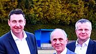 Bürgermeister Franz Uome gratuliert dem neuen Bürgermeisterkandidaten der CSU Marktleugast, Martin Döring. Mit im Bild  CSU-Ortsvorsitzender Daniel Schramm.