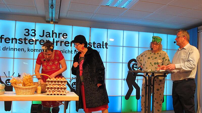 Magdalena und Petra Schlereth (von links), Melanie Grom und Harald Wehner nehmen die Ereignisse aus dem Dorf auf die Schippe.