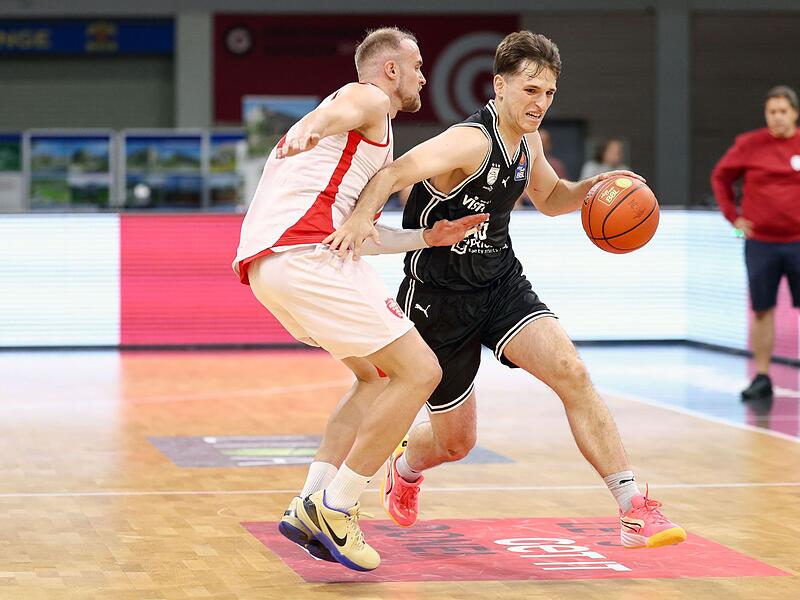 Beim Bayreuther Vorbereitungsturnier im September behielten die Bamberger um Adrian Petkovic (rechts) gegen W&uuml;rzburg mit Lukas Herzog mit 81:75 die Oberhand.