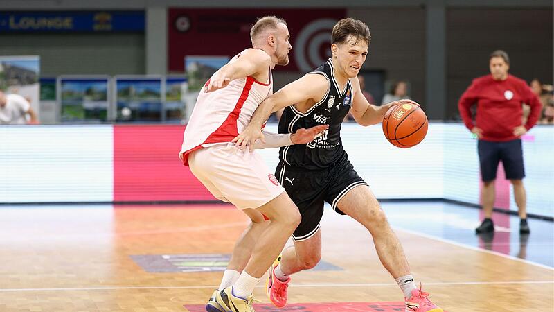 Beim Bayreuther Vorbereitungsturnier im September behielten die Bamberger um Adrian Petkovic (rechts) gegen W&uuml;rzburg mit Lukas Herzog mit 81:75 die Oberhand.