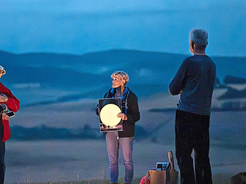 Teilnehmer einer Sternenparkf&uuml;hrung in der Rh&ouml;n.Alexander Martin, Rh&ouml;n GmbH
