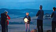 Teilnehmer einer Sternenparkf&uuml;hrung in der Rh&ouml;n.Alexander Martin, Rh&ouml;n GmbH
