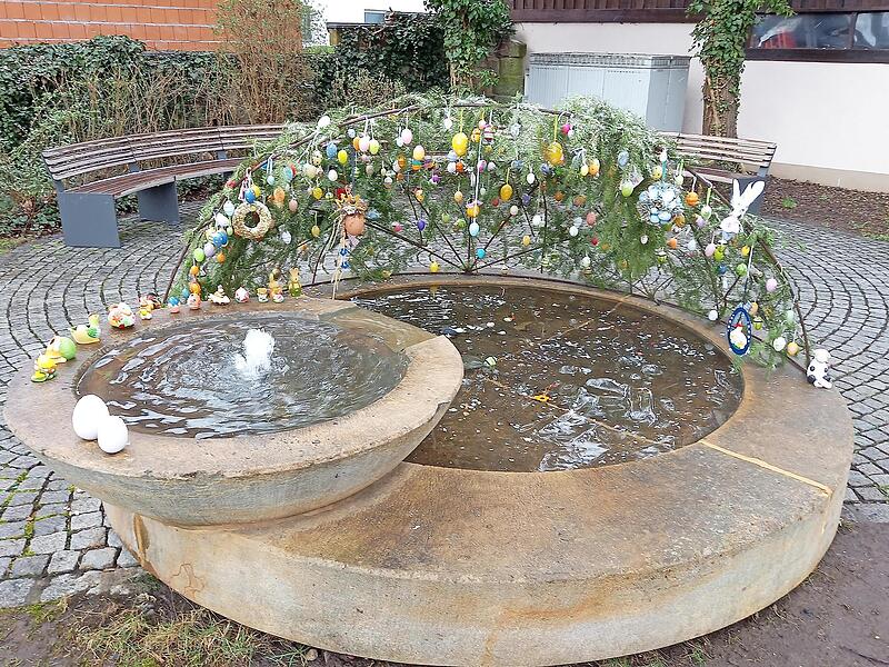 Der neu geschmückte Osterbrunnen in Gundelsheim