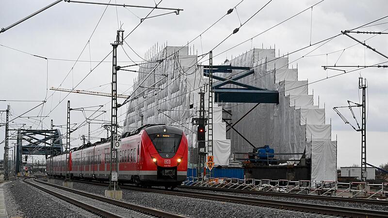 Eine S-Bahn fährt nördlich von Forchheim in Richtung Bamberg. Zwischen dem 9. Januar und dem 24. März gibt es eingleisige Sperrungen, so dass für die Züge in beide Richtungen nur ein Gleis zur Verfügung steht.Forchheim & Fränkische Schweiz