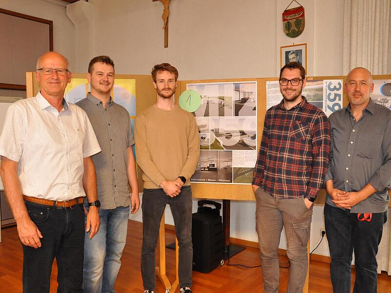 Ihr futuristischer flacher Rundbau gefiel am besten: die Sieger Jan Vahrenhold, Gernot Niklaus und Jan Paul Miene (von links) mit Bürgermeister Stefan Paulus (ganz links) und Dozent Stefan Sauer (rechts).