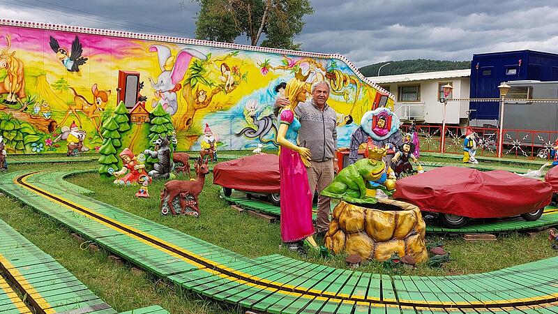 Schausteller Michael Kollmann macht den Verkehrsgarten erst einmal dich.