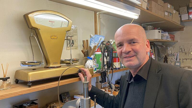 &bdquo;Sie geht noch auf das Gramm genau&ldquo;, sagt Stefan Neubert in der Werkstatt zu der alten Goldwaage.