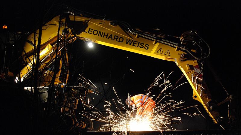 Auch 2011 machte die Bahn bei Gädheim die Nacht zum Tag. Damals wurden Schienen ausgetauscht.