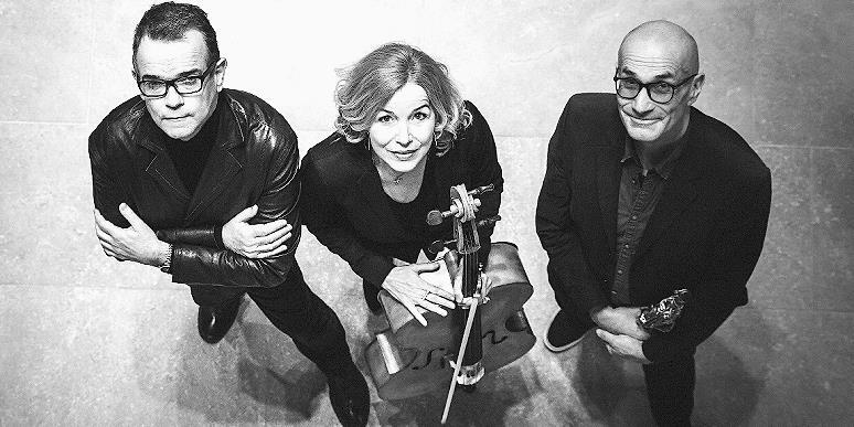 Jo Barnikel (links) und Fany Kammerlander, langj&auml;hrige musikalische Partner im Konstantin-Wecker-Ensemble, haben sich mit dem Klarinettisten und Saxophonisten Norbert Nagel zu einem Trio zusammengefunden.