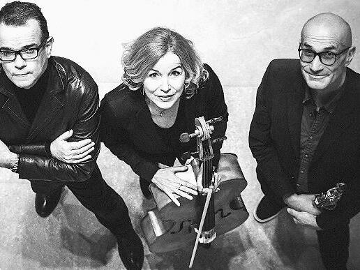 Jo Barnikel (links) und Fany Kammerlander, langj&auml;hrige musikalische Partner im Konstantin-Wecker-Ensemble, haben sich mit dem Klarinettisten und Saxophonisten Norbert Nagel zu einem Trio zusammengefunden.