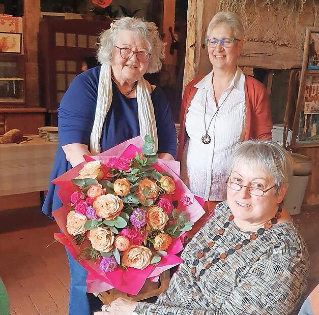 Herta Hey (vorne), die vor 20 Jahren die Selbsthilfegruppe gr&uuml;ndete, wurde von Birgit Kempf (links) und Heidi Hahn mit einem Blumenstrau&szlig; geehrt.