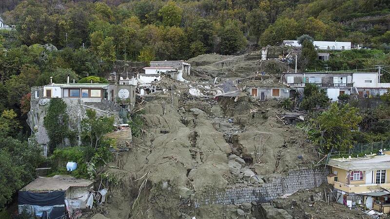 Luftaufnahme von besch&auml;digten H&auml;usern in Casamicciola auf der s&uuml;ditalienischen Insel Ischia, nachdem schwere Regenf&auml;lle Erdrutsche ausgel&ouml;st hatten, die Geb&auml;ude zum Einsturz brachten.