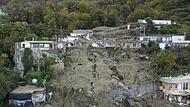 Luftaufnahme von beschädigten Häusern in Casamicciola auf der süditalienischen Insel Ischia, nachdem schwere Regenfälle Erdrutsche ausgelöst hatten, die Gebäude zum Einsturz brachten.