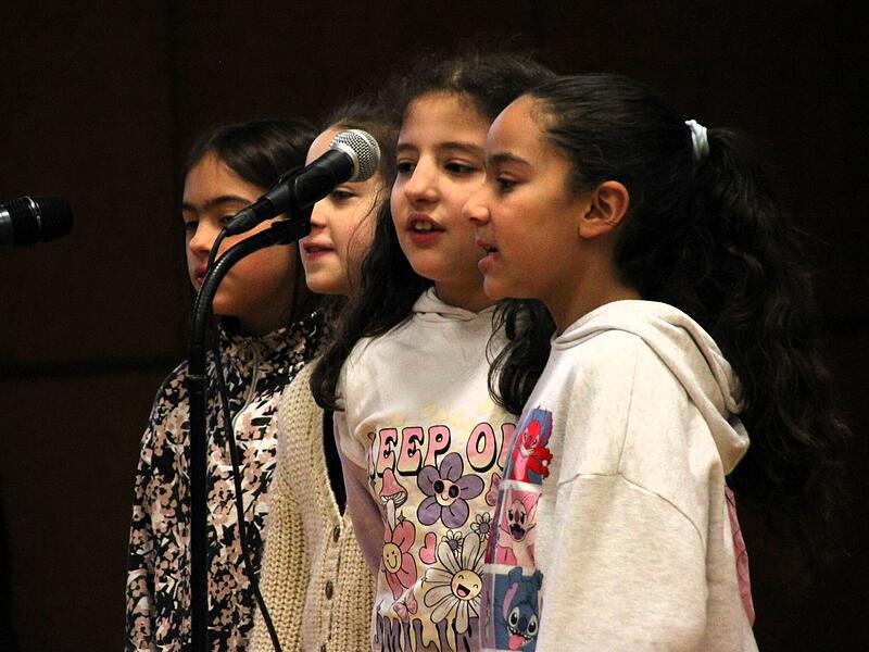 Nach der Ver&ouml;ffentlichung des Songs &bdquo;Licht&ldquo; hat die vierte Klasse der Pestalozzi-Grundschule ihr Lied f&uuml;r die Schulgemeinschaft performt. Danach durften die Musikerinnen und Musiker Autogramme f&uuml;r ihre Mitsch&uuml;ler geben.