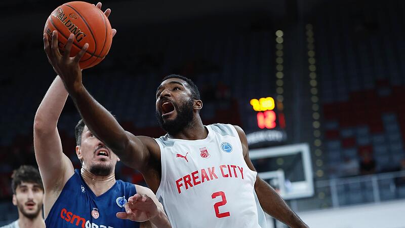 Amir Bell (r.) verletzte sich im Heimspiel gegen CSM Oradea am vergangenen Mittwoch am Oberschenkel und fiel vier Tage später in Göttingen aus. Am Mittwoch könnte der Aufbauspieler ins Brose-Team zurückkehren.