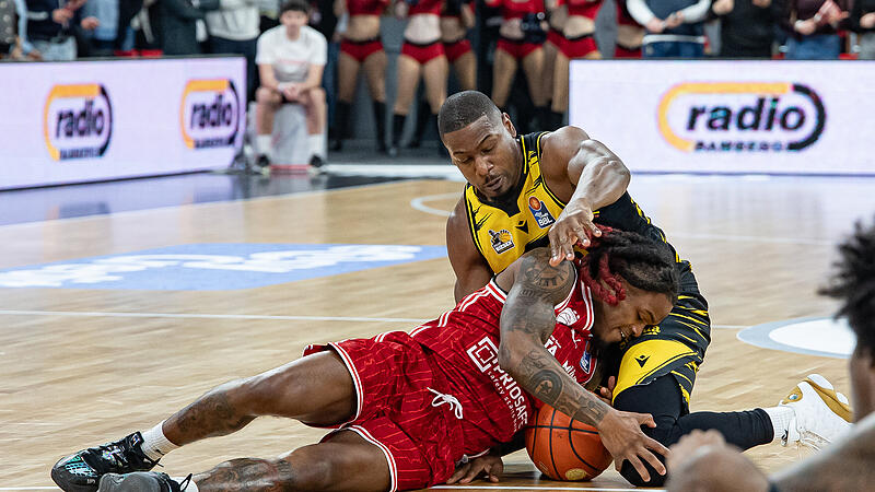 Cobe Williams (rotes Trikot) und die Bamberger hatten am Freitagabend in vielen Duellen gegen Ludwigsburg um Yorman Polas Bartolo.