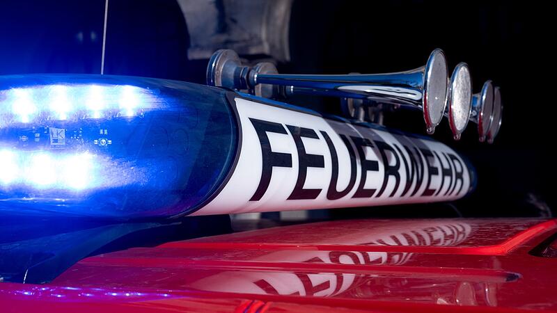 Feuerwehr Feuerwehrmann wird von eigenem Lkw überrollt und verletzt sich schwer.