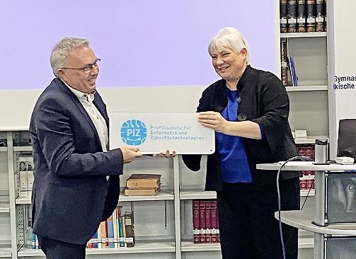 Martina Schmidt-Kessel, die Stellvertreterin des Ministerialbeauftragten für Oberfranken, bei der Übergabe des PIZ-Schildes an Schulleiter Siegfried Reck. Martina Schmidt-Kessel, die Stellvertreterin des Ministerialbeauftragten für Oberfranken, bei der Übergabe des PIZ-Schildes an Schulleiter Siegfried Reck.