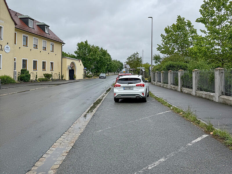 In diesem Abschnitt der B 470 in Gremsdorf sollen die Parkplätze künftig nicht mehr quer, sondern parallel zur Straße stehen. In diesem Abschnitt der B 470 in Gremsdorf sollen die Parkplätze künftig nicht mehr quer, sondern parallel zur Straße stehen.