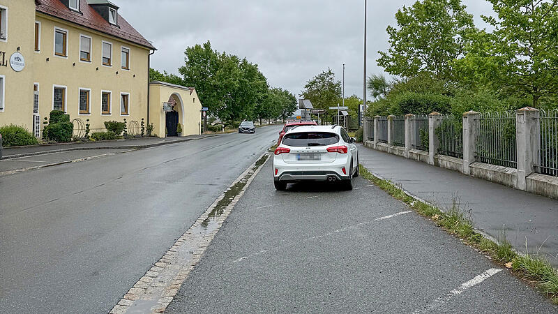 In diesem Abschnitt der B 470 in Gremsdorf sollen die Parkpl&auml;tze k&uuml;nftig nicht mehr quer, sondern parallel zur Stra&szlig;e stehen.