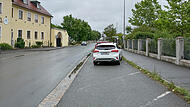 In diesem Abschnitt der B 470 in Gremsdorf sollen die Parkplätze künftig nicht mehr quer, sondern parallel zur Straße stehen. In diesem Abschnitt der B 470 in Gremsdorf sollen die Parkplätze künftig nicht mehr quer, sondern parallel zur Straße stehen.