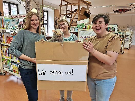 Die Stadtbibliothek packt die Bücher ein, auch Maskottchen Unzelfunzel ist mit von der Partie. Die Stadtbibliothek packt die Bücher ein, auch Maskottchen Unzelfunzel ist mit von der Partie.