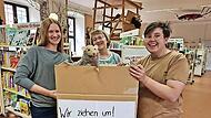 Die Stadtbibliothek packt die B&uuml;cher ein, auch Maskottchen Unzelfunzel ist mit von der Partie.