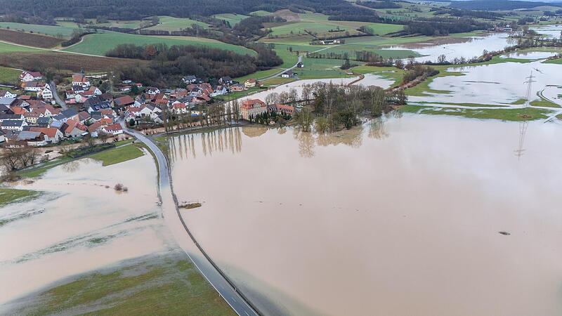 Die Itz bei Busendorf im Landkreis Bamberg führt aktuell starkes Hochwasser. Der Fluss ist teils massiv über die Ufer getreten und flutet angrenzende Straßen und Felder. Die Itz bei Busendorf im Landkreis Bamberg führt aktuell starkes Hochwasser. Der Fluss ist teils massiv über die Ufer getreten und flutet angrenzende Straßen und Felder.