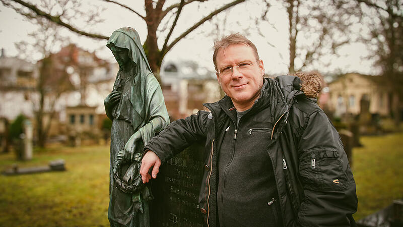 Matthias Schultz im Friedhof von Bad Kissingen. Er ist für aktive Sterbebegleitung.