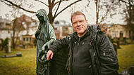 Matthias Schultz im Friedhof von Bad Kissingen. Er ist für aktive Sterbebegleitung. Matthias Schultz im Friedhof von Bad Kissingen. Er ist für aktive Sterbebegleitung.