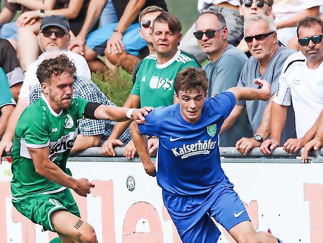 Vor den Neukenrother Fans versucht Lucas Bauer (blau), den Friesener Spielmacher Noah Schorn abzuschütteln: Das Derby sahen die beiden Trainer Lipfert und Martin als ausgeglichen an – Neukenroth hat schließlich gewonnen.