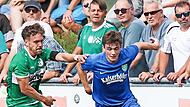 Vor den Neukenrother Fans versucht Lucas Bauer (blau), den Friesener Spielmacher Noah Schorn abzuschütteln: Das Derby sahen die beiden Trainer Lipfert und Martin als ausgeglichen an – Neukenroth hat schließlich gewonnen.