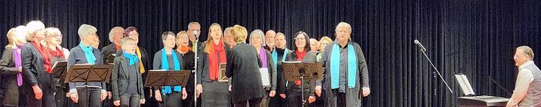 Der Gospelchor Lift Your Voice aus Schondra bei seinem Aufritt im Kurstift.