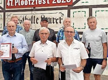 50 Jahre Mitgliedschaft: Albert Trost, Klaus Kunder, Siegfried Weidinger, Franz Brust, Klaus Fuchs, Werner Knüttel, Dietmar Vogt, Rainer Neder, Peter Helm, Edgar Müller (links Tobias Emmer, Vorstand Finanzen, rechts Lorenz Brust, Vorstand Liegensc...