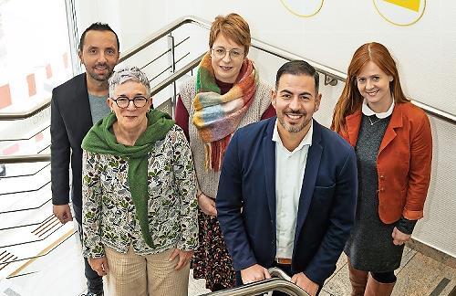 Bei Fragen zur Beantragung oder zur App-Nutzung steht die Stabsstelle Demografie, Bildung & Familie gemeinsam mit den Mitarbeitenden des Bürgerbüros zur Verfügung. Bei Fragen zur Beantragung oder zur App-Nutzung steht die Stabsstelle Demografie, Bildung & Familie gemeinsam mit den Mitarbeitenden des Bürgerbüros zur Verfügung.