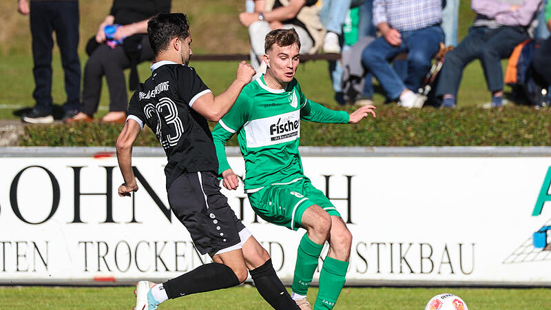 Konstantin Mayr (rechts) hat sich gegen Ebersdorf verletzt. Nun gibt es allerdings Entwarnung.